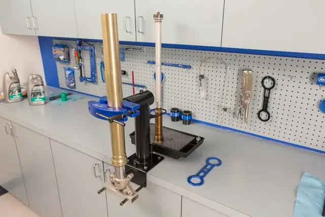 Motion Pro pivot suspension vise Service stasjon 