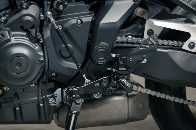 MT-07 Rearset / Fothvilere Sett som gjør det mulig å endre posisjon 