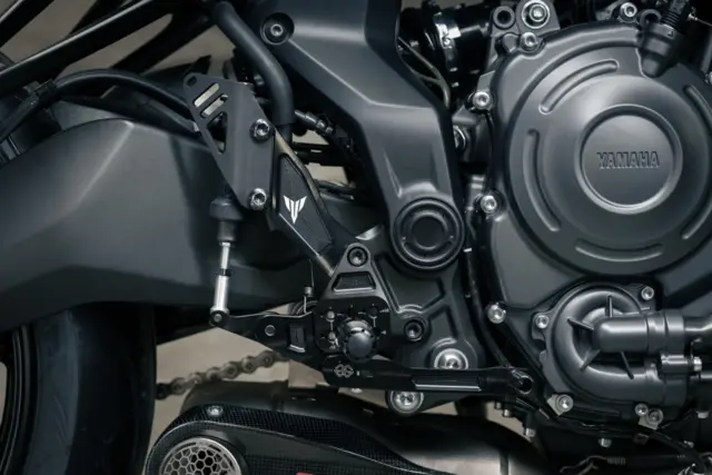 MT-07 Rearset / Fothvilere Sett som gjør det mulig å endre posisjon 