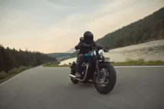 Triumph Bonneville Bobber 2026 INTERSTELLAR BLUE / SAPPHIRE BLACK