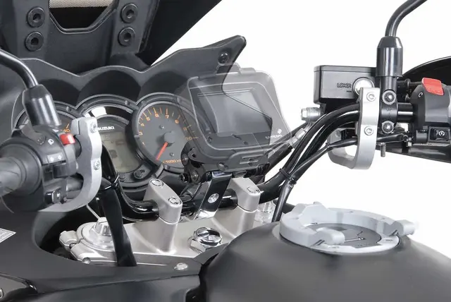 GPS mount with handlebar clamp For Ø 28 mm handlebar. Vibration-damped. 