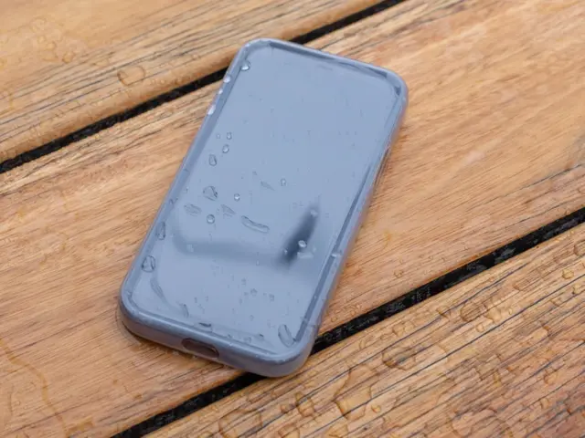 QUAD LOCK MAG Poncho Værbeskyttelse iPhone 15 Pro 