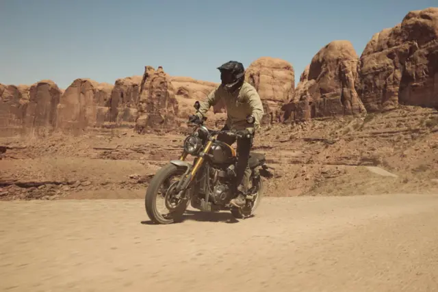 Triumph Scrambler 900 2026 MATT KHAKI GREEN / MATT PHANTOM BLACK 